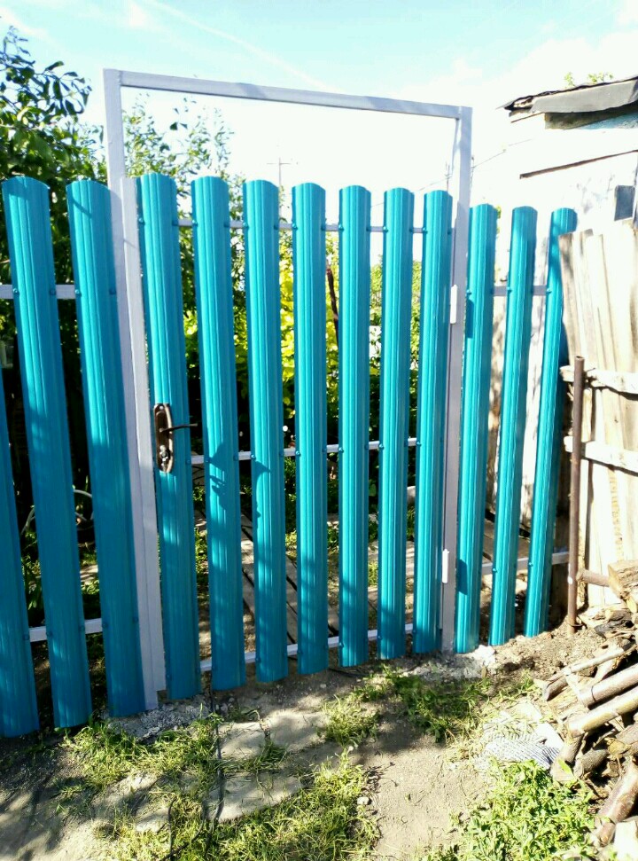 Забор из штакетника Modern RAL 5021, п.Петра-Дубрава